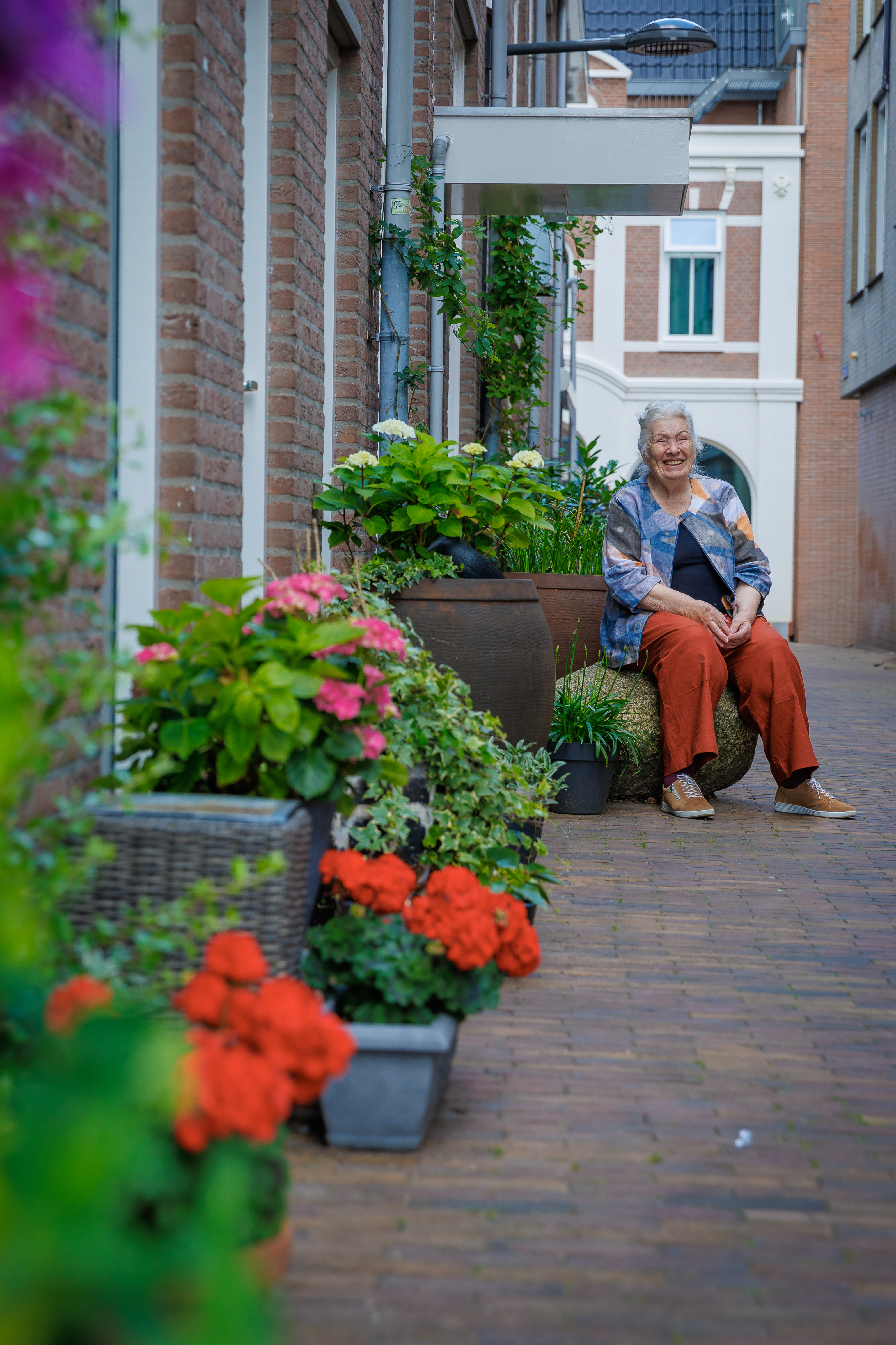 Buitenkijken bij... Mevrouw Koning - Een steeg vol bloemen en saamhorigheid  | Ede Natuurlijk