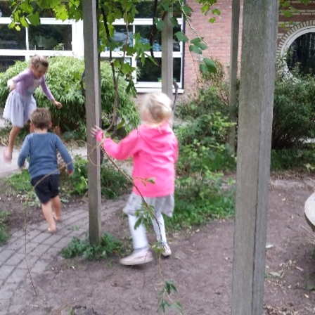 Kinderen spelen op groen schoolplein